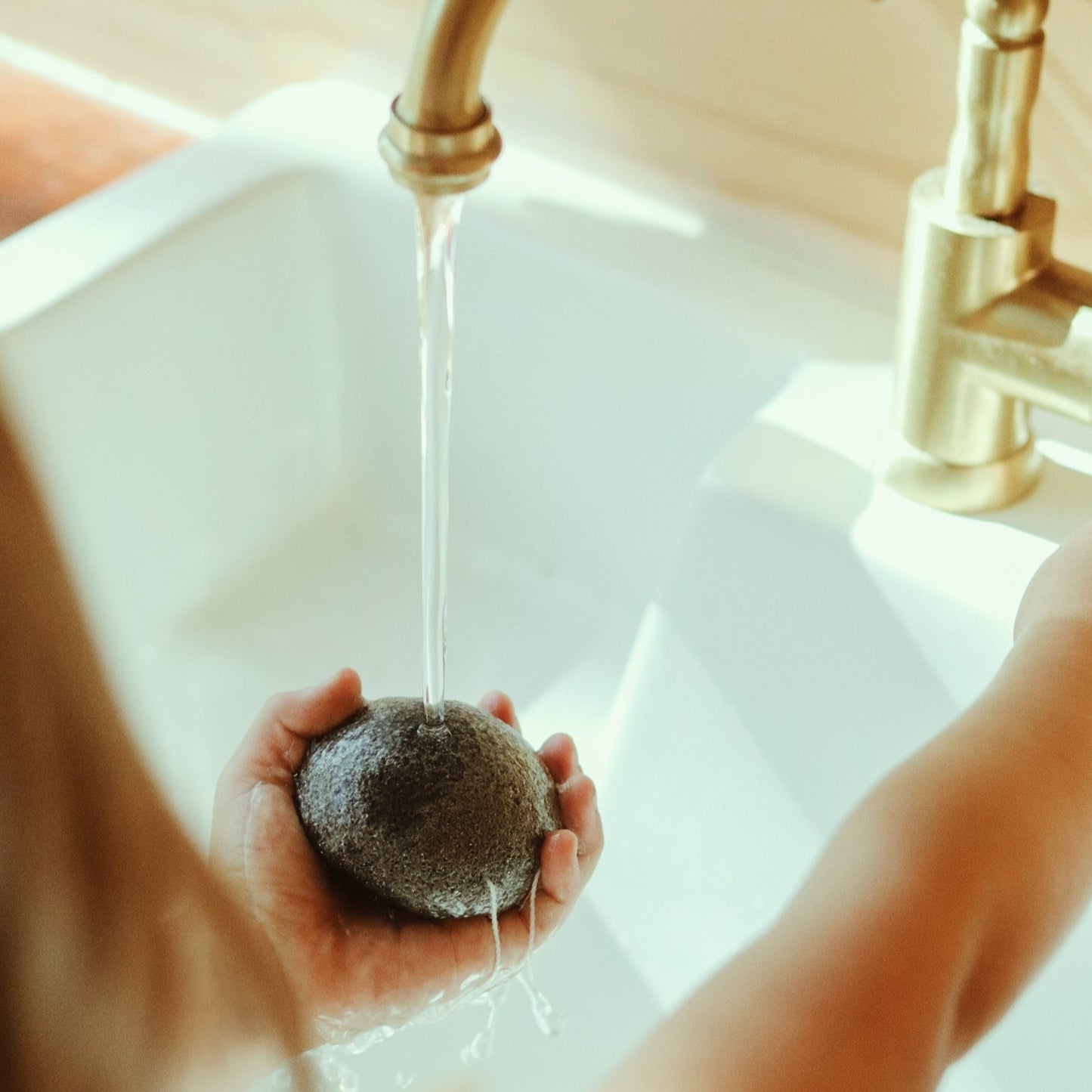 charcoal konjac sponge. Soak the sponge with warm water until the sponge expands and becomes soft. 